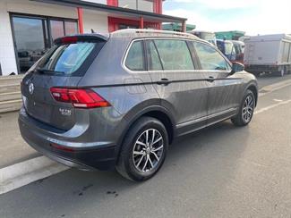 2017 Volkswagen Tiguan - Thumbnail